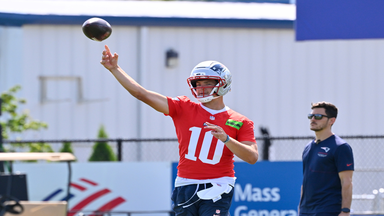 Drake Maye throws a pass for the Patriots.