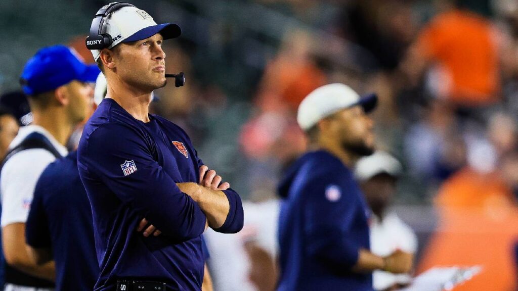 Chicago Bears head coach Ben Johnson stands on the sidelines during the second half in the game against the Cincinnati Bengals at Paycor Stadium.