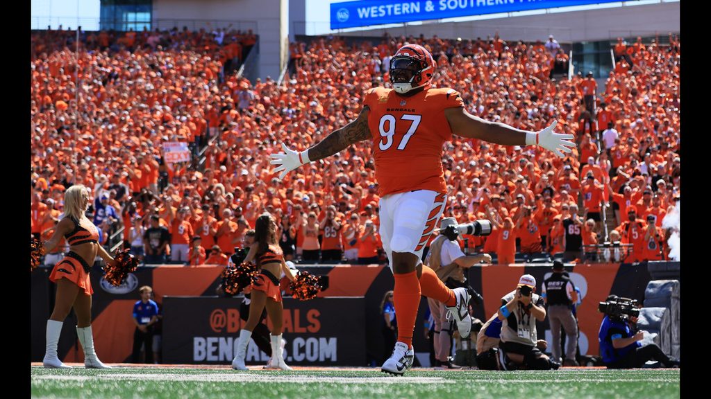 Dexter Lawrence runs on the field before a NFL game against the Tampa Bay Buccaneers