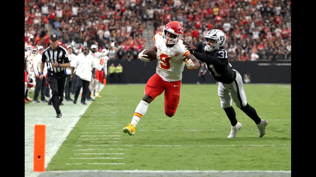 Kenneth Walker III runs in for a touchdown against the Las Vegas Raiders