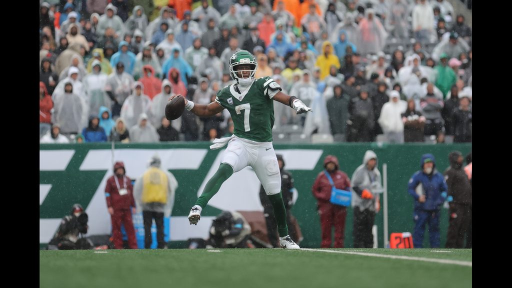 Geno Smith throws a pass in a week five an NFL game against the Cleveland Browns